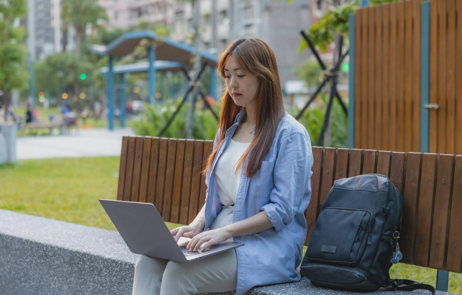 Arbeitsumgebung eines Mobile Game Entwicklers mit mehreren Monitoren und Code