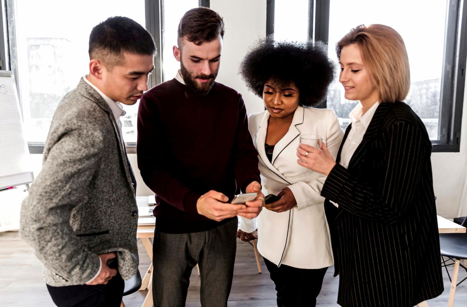 Teilnehmende beim Programmieren von Mobile Games